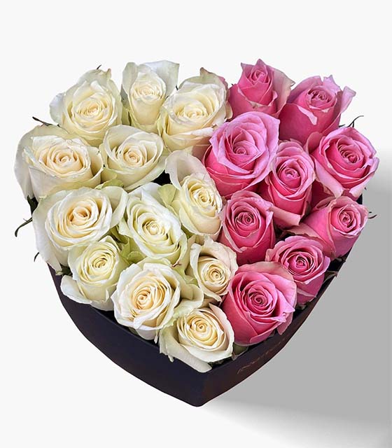 Siyah Kalp Kutuda Pembe Ve Beyaz Güller